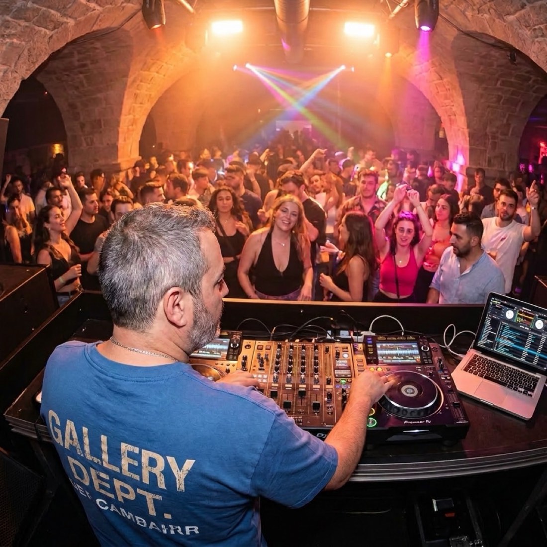 Oscar Baia playing to a full room